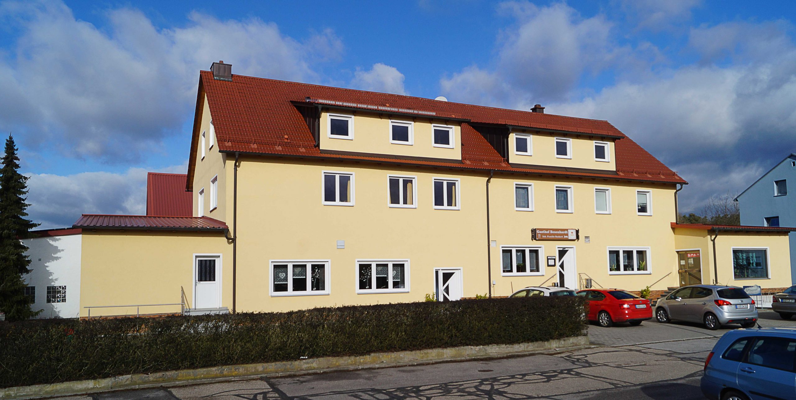 Gasthaus & Metzgerei Besenhardt
direkt an der B85 im oberpfälzer Seenland